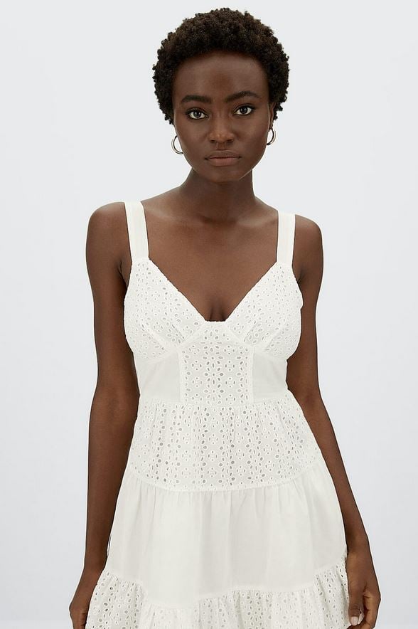 El vestido con corset blanco de Stradivarius para unas vacaciones con mucho encanto