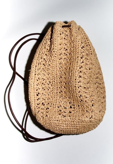 La mochila trenzada de Zara con cierre ajustable para evitar descuidos