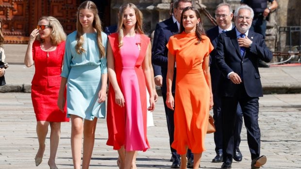 Do&ntilde;a Letizia junto a sus hijas en Santiago de Compostela / Gtres