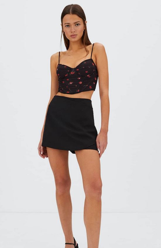 La falda color crudo de Stradivarius para llevar con top o camisa