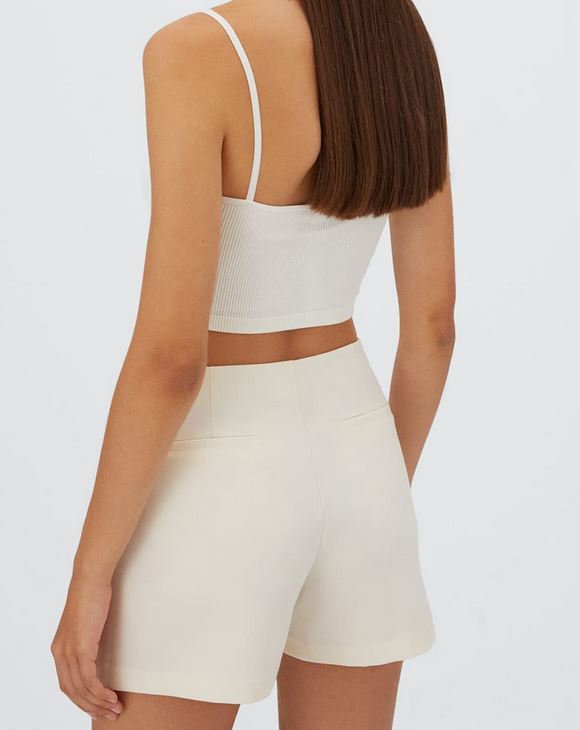 La falda color crudo de Stradivarius para llevar con top o camisa