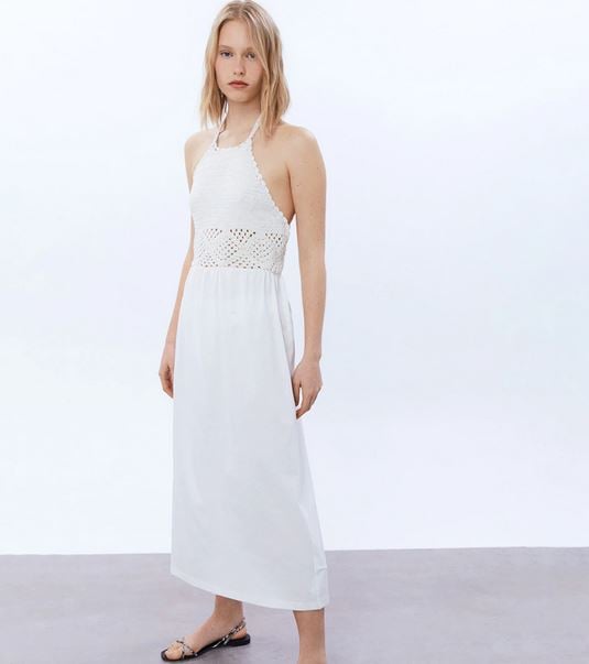 El vestido halter de crochet de Sfera con escotazo en la espalda