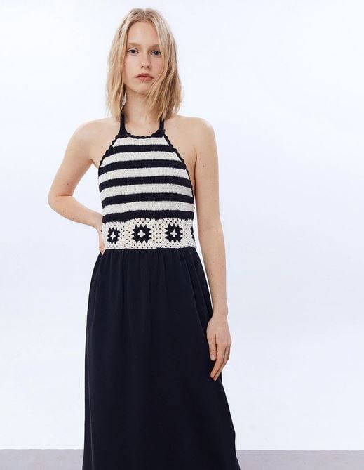 El vestido halter de crochet de Sfera con escotazo en la espalda