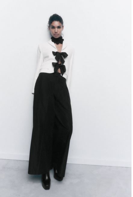 La blazer corta de Zara con lazos negros que va a ser la prenda del momento