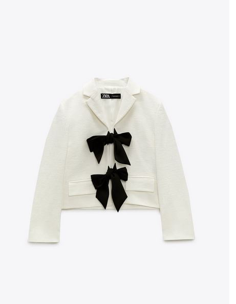 La blazer corta de Zara con lazos negros que va a ser la prenda del momento
