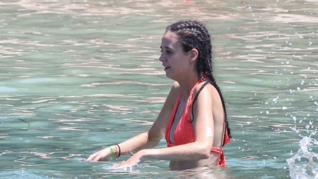 Victoria Federica d&aacute;ndose un ba&ntilde;o en Ibiza / Gtres