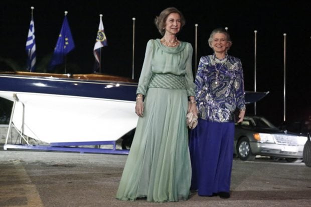 La reina Sof&iacute;a y su hermana Irene posando / Gtres