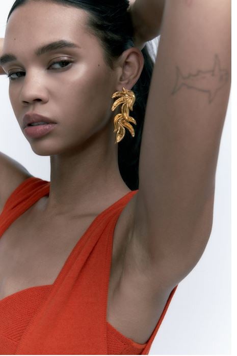 Los pendientes de hojas de Zara para llevar con un sencillo vestido