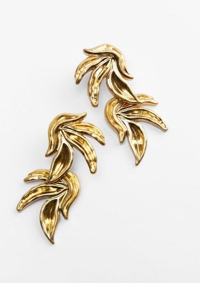 Los pendientes de hojas de Zara para llevar con un sencillo vestido