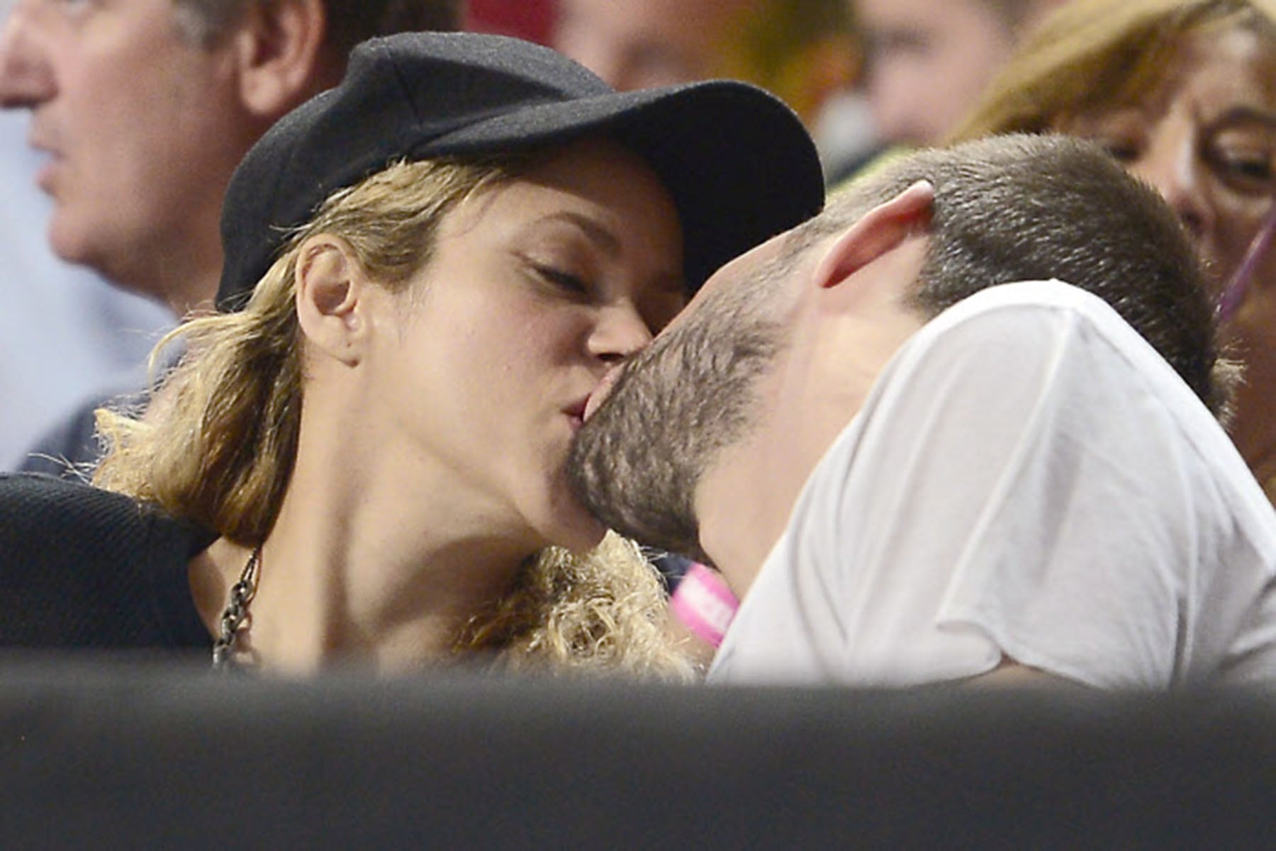 Piqué y Shakira besándose / Gtres