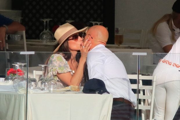 Sonia Ferrer y Sergio Fontecha d&aacute;ndose un beso / Gtres