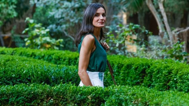 La Reina Letizia en un jard&iacute;n en Mallorca / Gtres