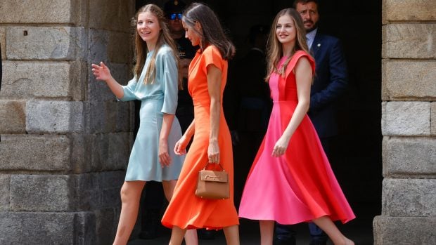 La Reina Letizia, la Princesa Leonor y la Infanta Sof&iacute;a durante su visita a Santiago de Compsotela, Galicia / Gtres