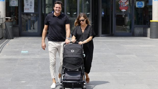 Ion Aramendi y Mar&iacute;a Amores saliendo del hospital / Gtres