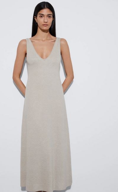 El vestido con aberturas laterales de Mango que puedes encontrar hasta la XXL