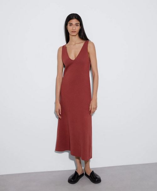 El vestido con aberturas laterales de Mango que puedes encontrar hasta la XXL