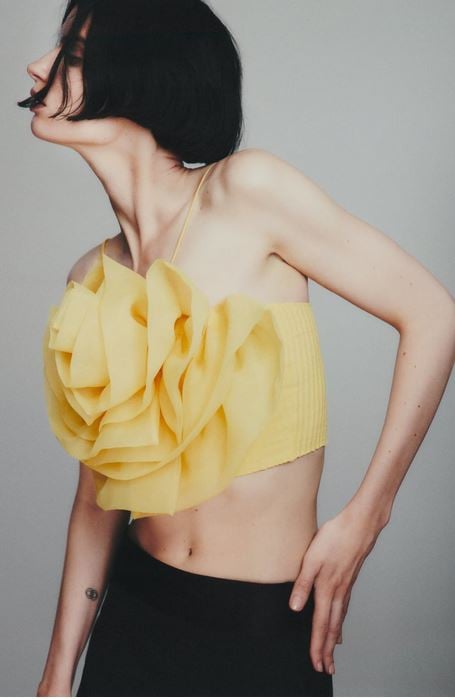 El top amarillo con flor gigante de Zara: &iexcl;Roc&iacute;o Osorno ya lo tiene!