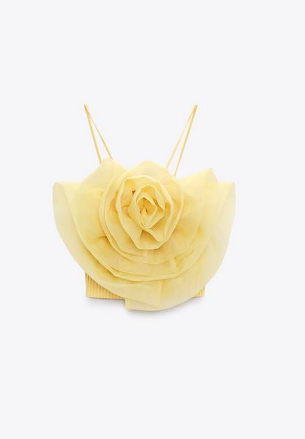 El top amarillo con flor gigante de Zara: &iexcl;Roc&iacute;o Osorno ya lo tiene!