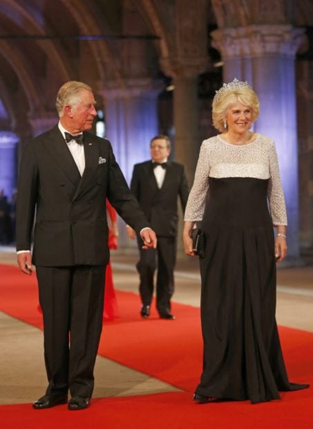 El pr&iacute;ncipe Carlos y Camila de Cornualles en una alfombra roja / Gtres