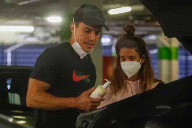 &Aacute;lex Gonz&aacute;lez y Mar&iacute;a Pedraza comprando / Gtres