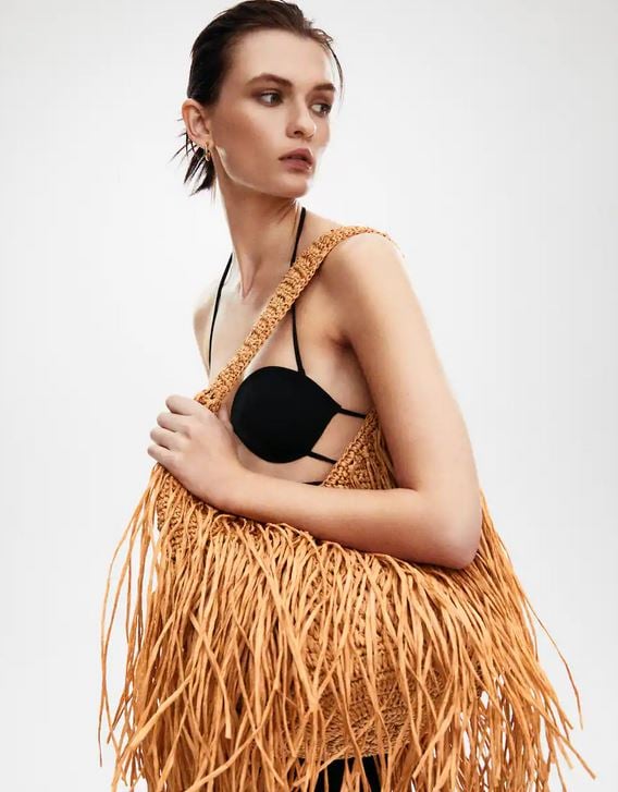 El bolso de Mango rebajado con flecos que es la joya de la moda