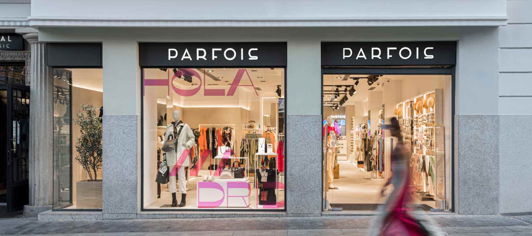 La pashmina de Parfois que podrás utilizar como pareo y está en 6 colores