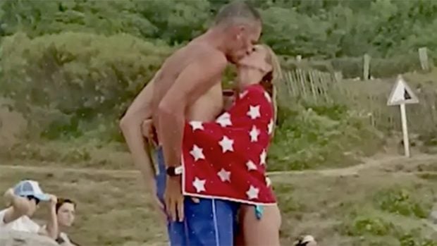 I&ntilde;aki Urdangarin y Ainhoa Armentia bes&aacute;ndose / Telecinco