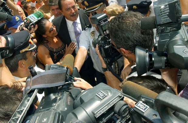 Juli&aacute;n Mu&ntilde;oz e Isabel Pantoja con la prensa / Gtres