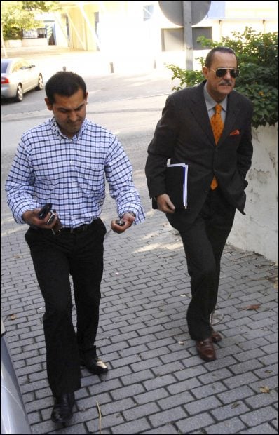 Juli&aacute;n Mu&ntilde;oz y Fosky paseando / Gtres