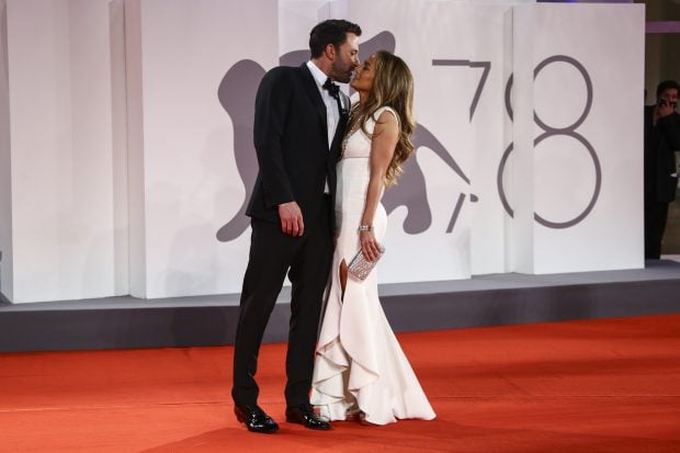 Jennifer L&oacute;pez y Ben Affleck bes&aacute;ndose / Gtres