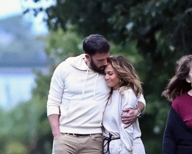 Jennifer L&oacute;pez y Ben Affleck bes&aacute;ndose / Gtres