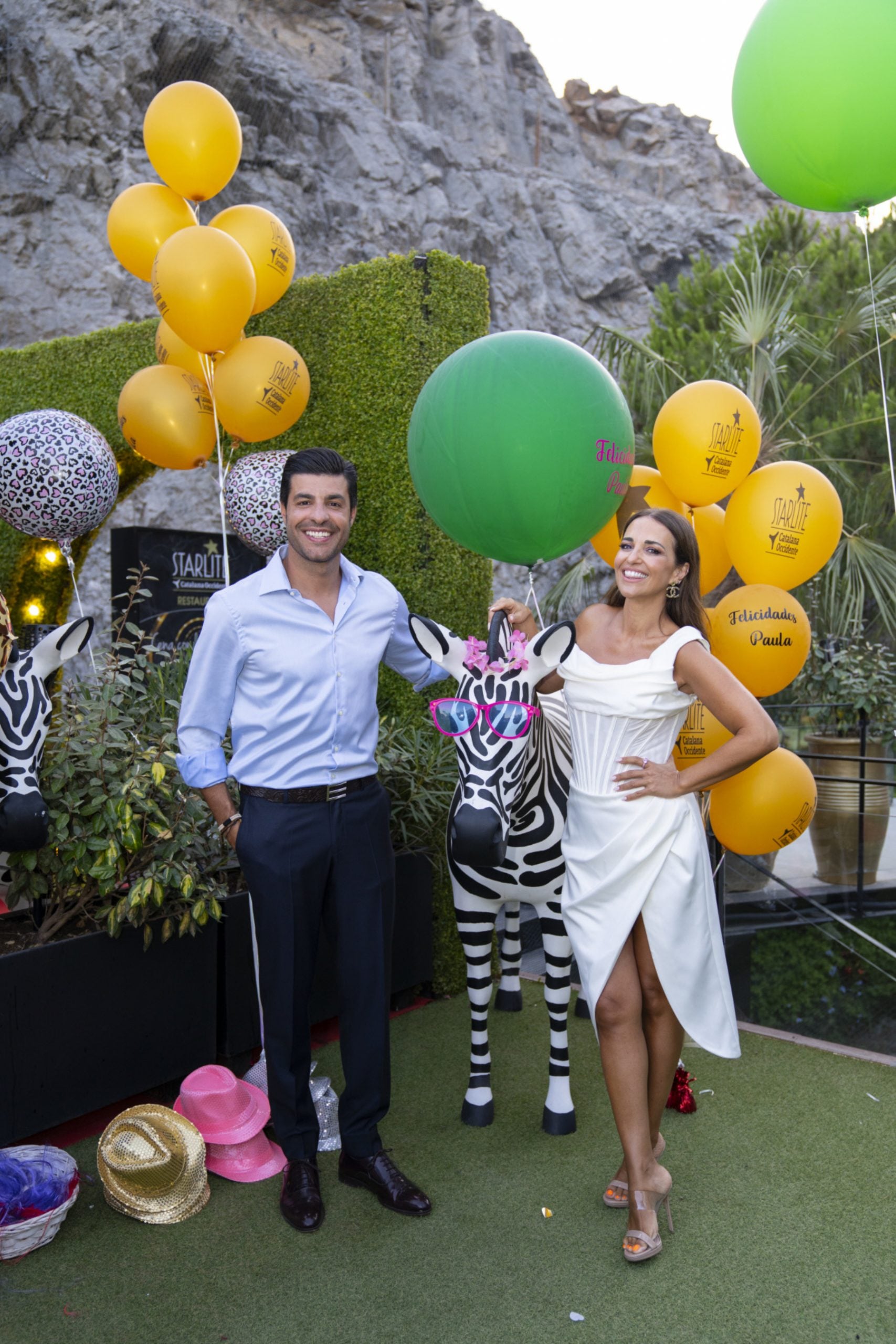 Miguel Torres y Paula Echevarr&iacute;a, posando durante el cumplea&ntilde;os / Gtres