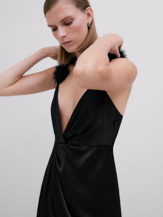 El vestido de tirantes con plumas de Massimo Dutti para un c&oacute;ctel