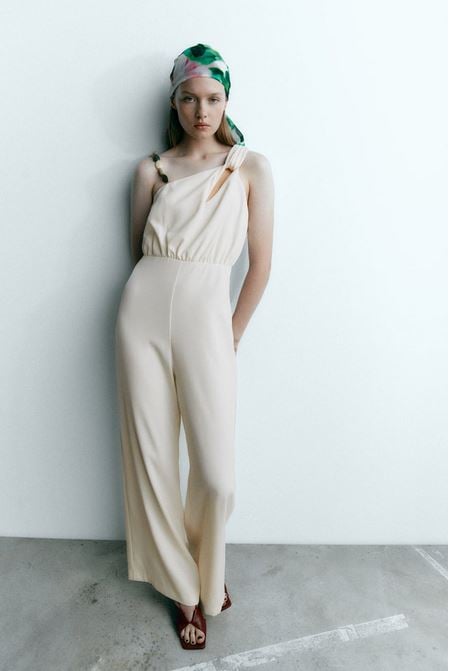 El mono con tirantes de piedra de Zara para un d&iacute;a que quieras impresionar