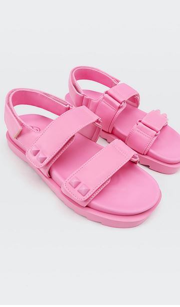 Las sandalias planas y acolchadas de Stradivarius m&aacute;s c&oacute;modas para ir a la playa