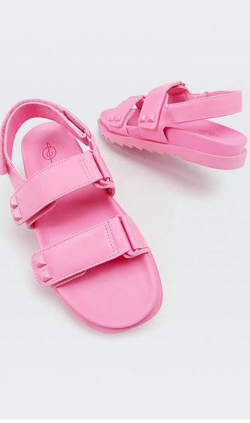 Las sandalias planas y acolchadas de Stradivarius m&aacute;s c&oacute;modas para ir a la playa