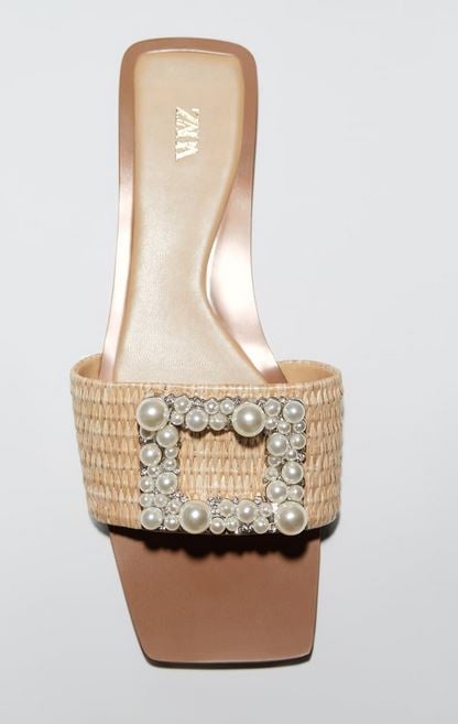 Las sandalias planas de Zara con perlas para ir de lo m&aacute;s c&oacute;moda a una boda