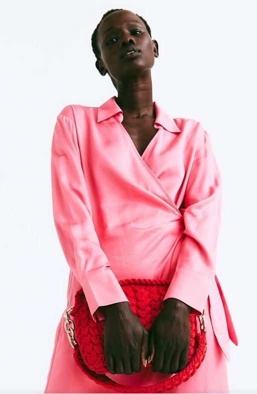El vestido camisero de sat&eacute;n rosa de H&M con el que estilizar tus piernas