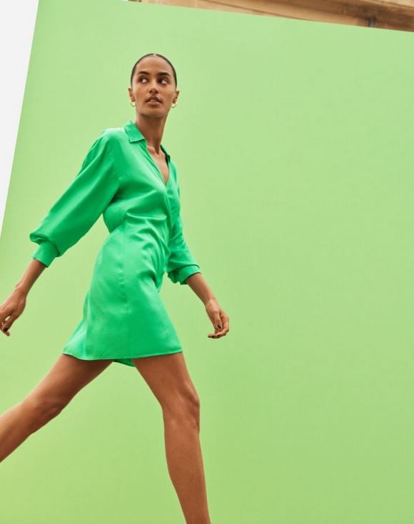 El vestido camisero de sat&eacute;n rosa de H&M con el que estilizar tus piernas