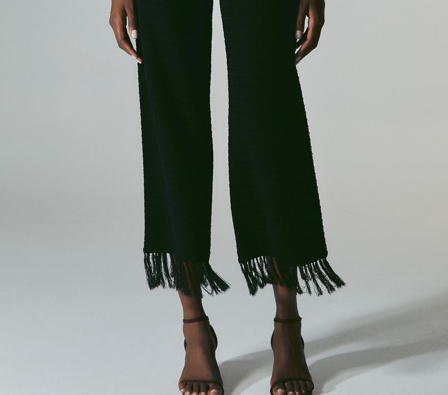 El pantal&oacute;n con flecos de Sfera para una noche que no olvidar&aacute;s