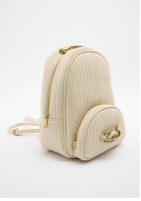 La mochila con hebilla de Zara para ir c&oacute;moda y llevar m&aacute;s de lo normal