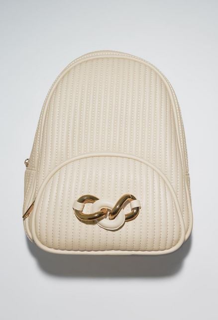 La mochila con hebilla de Zara para ir c&oacute;moda y llevar m&aacute;s de lo normal