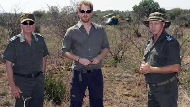 El pr&iacute;ncipe Harry durante uno de sus viajes a &Aacute;frica / Gtres