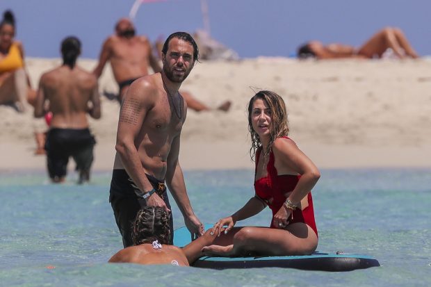 Elena Tablada y Javier Ungr&iacute;a en la playa / Gtres