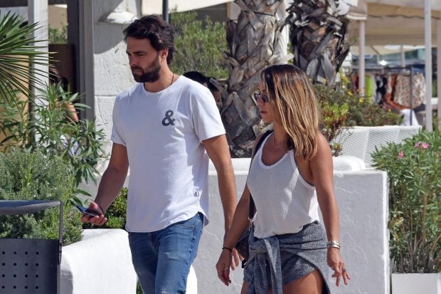 Elena Tablada y Javier Ungr&iacute;a caminando / Gtres