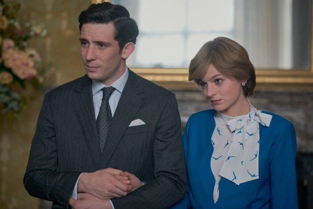 Lady Di y el pr&iacute;ncipe Carlos en 'The Crown' / Gtres