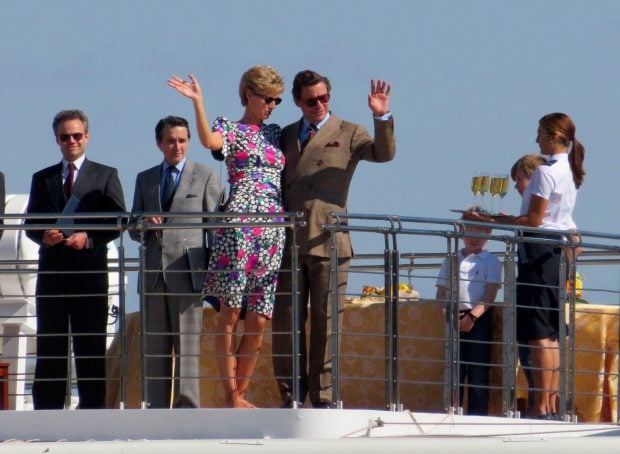 Lady Di y el pr&iacute;ncipe Carlos en 'The Crown' / Gtres