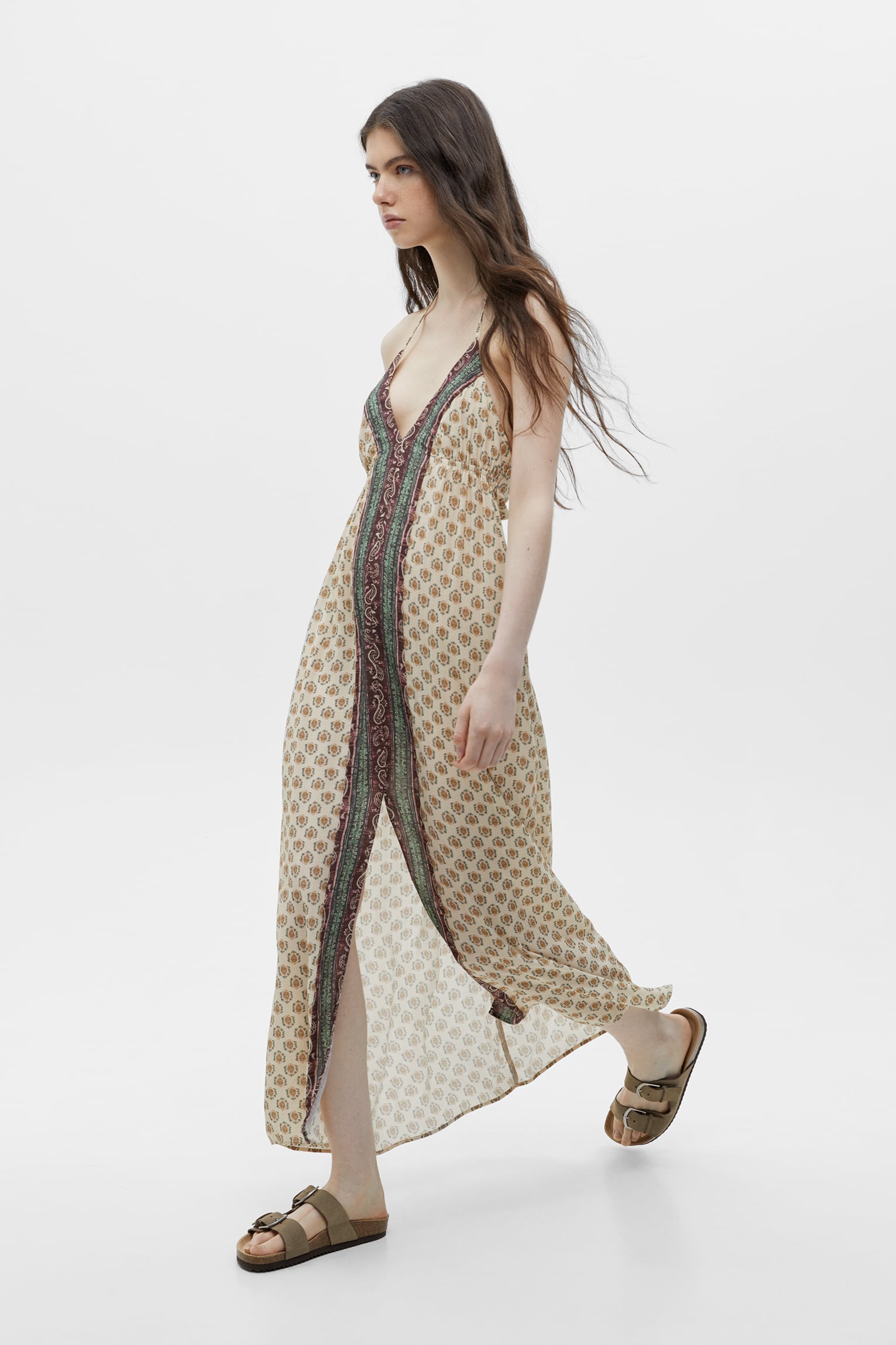 Pull&Bear tiene el vestido más ideal con la espalda descubierta