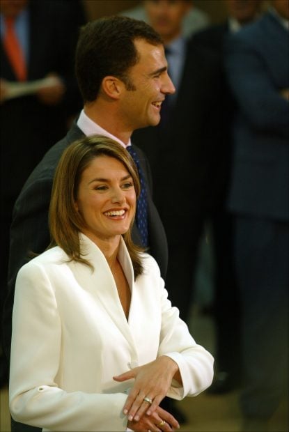 Letizia mostrando la alianza de su mano / Gtres