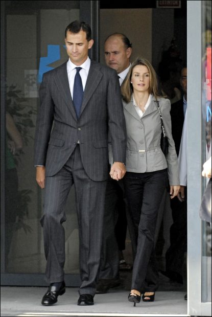 Letizia y Felipe saliendo del hospital / Gtres